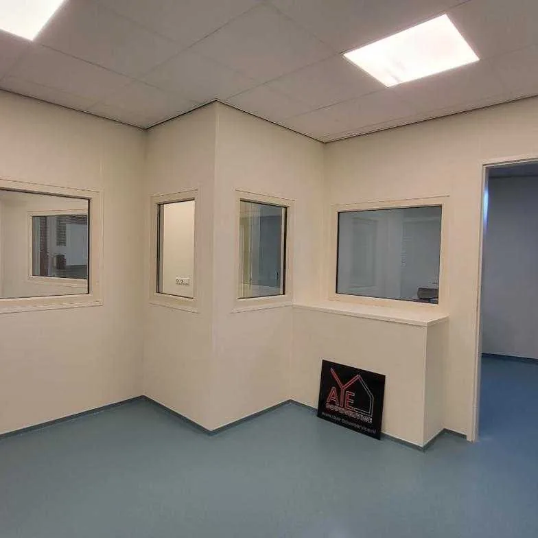 Gerenoveerde ruimte in kattenasiel De Kattenmand met nieuwe binnenwanden, kozijnen en balie