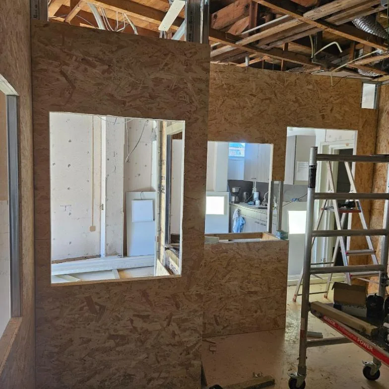 Nieuwe binnenwanden in aanbouw met een rolsteiger