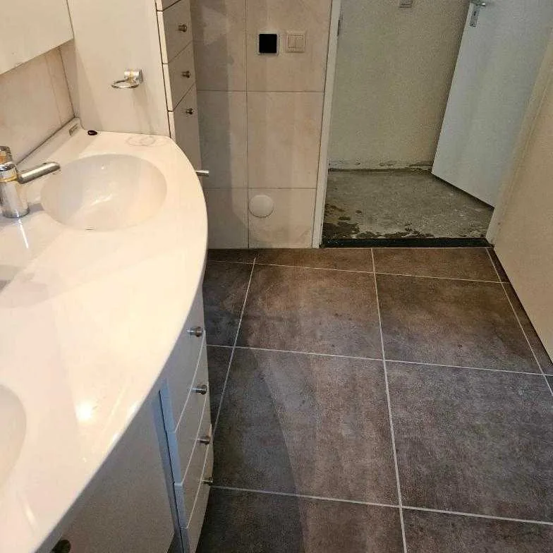 Badkamer met wastafelmeubel en nieuwe vloer