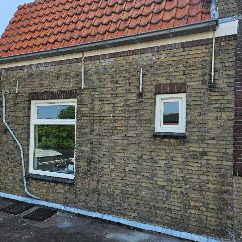 Nieuwe kunststof kozijnen in een bakstenen gevel