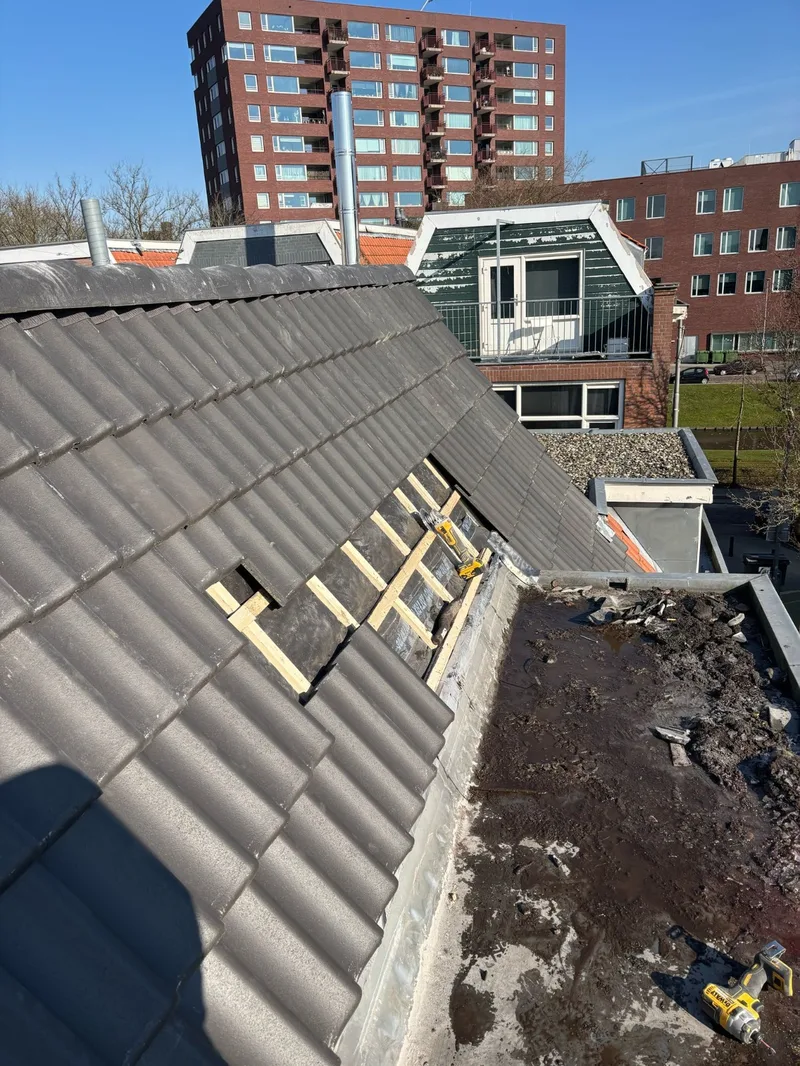 Hellend dak met nieuwe panlatten tijdens het herstel