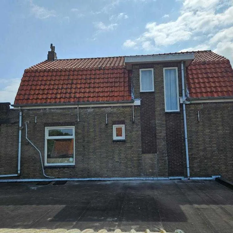 Woning met nieuwe kunststof kozijnen gezien vanaf het platte dak