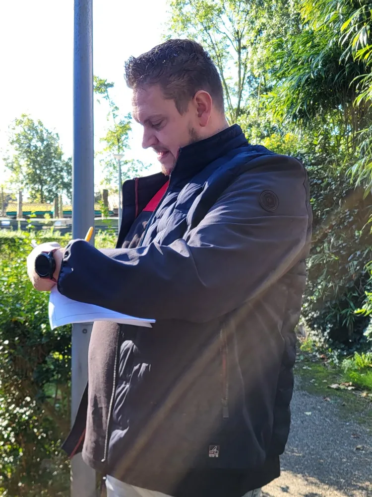 Erik van der Vlies maakt aantekeningen bij een klus