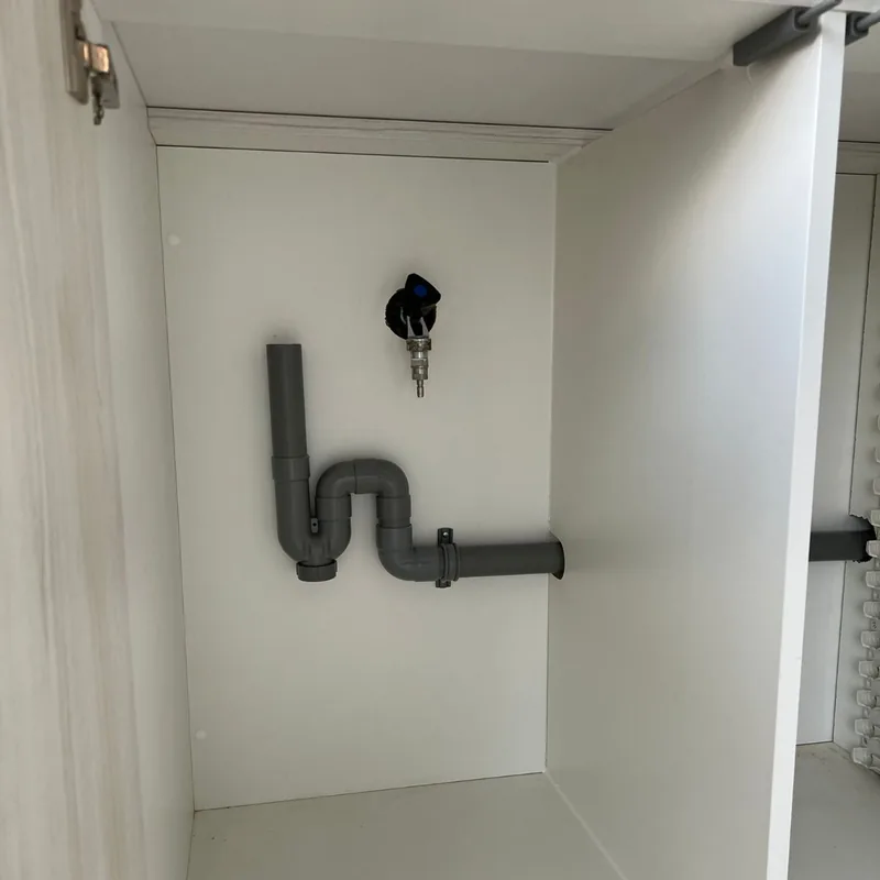 Keukenkast met nieuwe afvoer en wateraansluiting