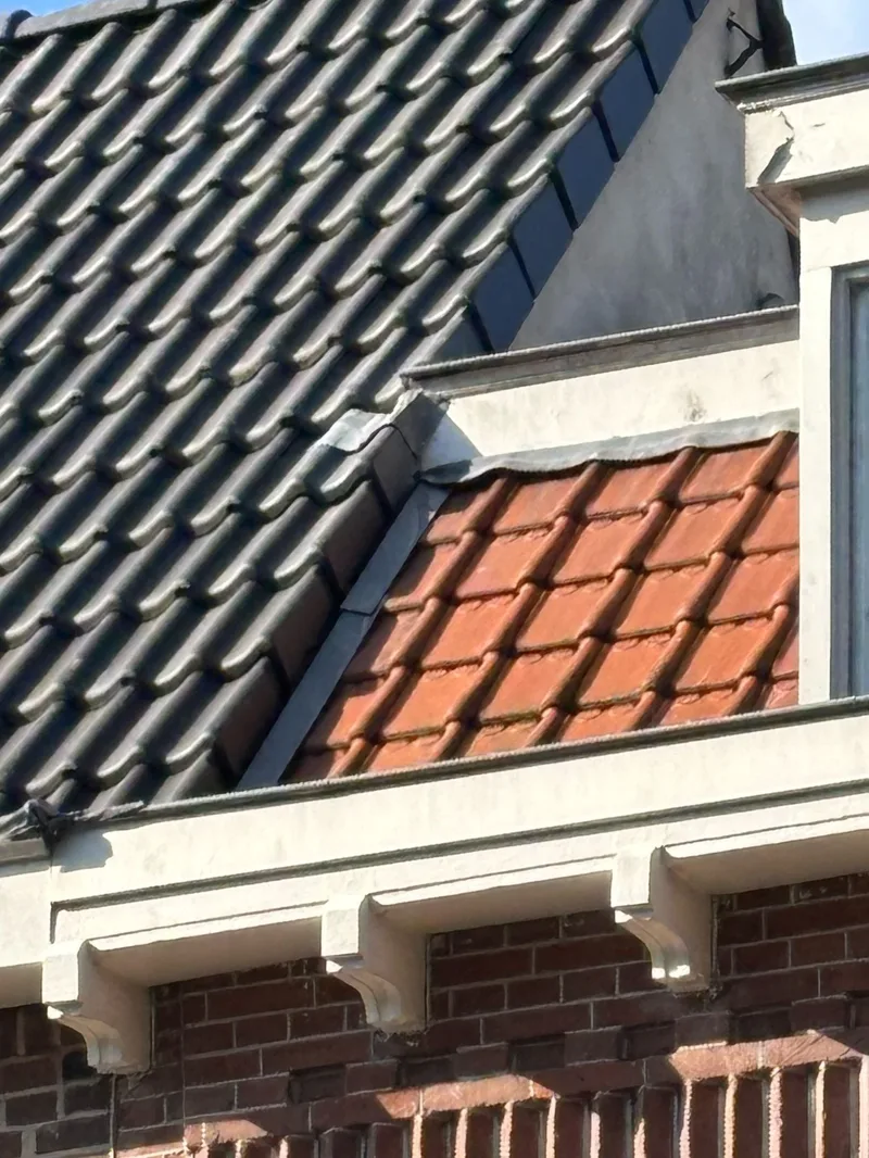 Loodaansluiting tussen twee pannendaken