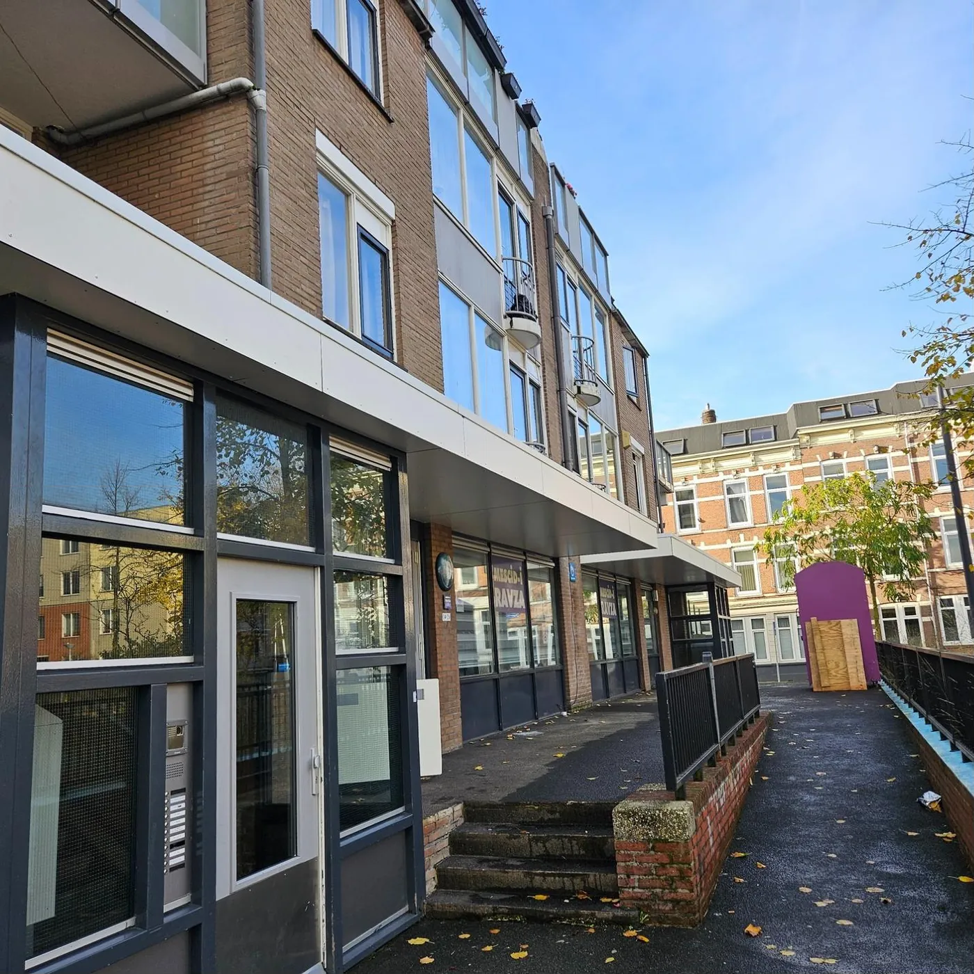 Vernieuwde luifel boven de entree van een appartementengebouw