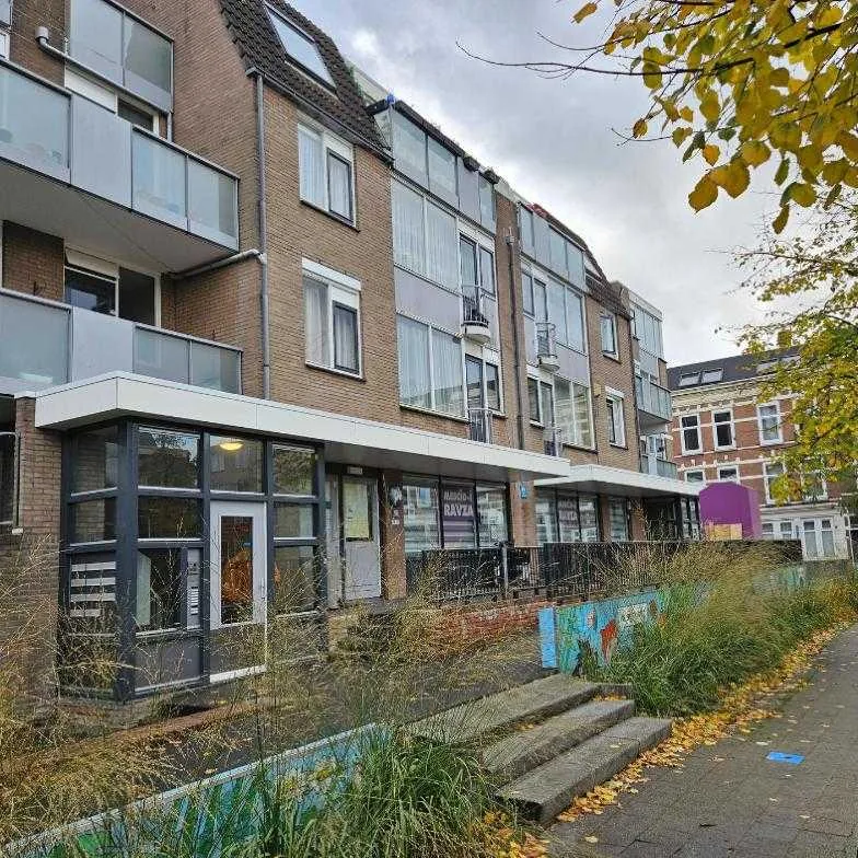 Appartementengebouw met nieuwe strakke luifels van Trespa, gezien vanaf de straat