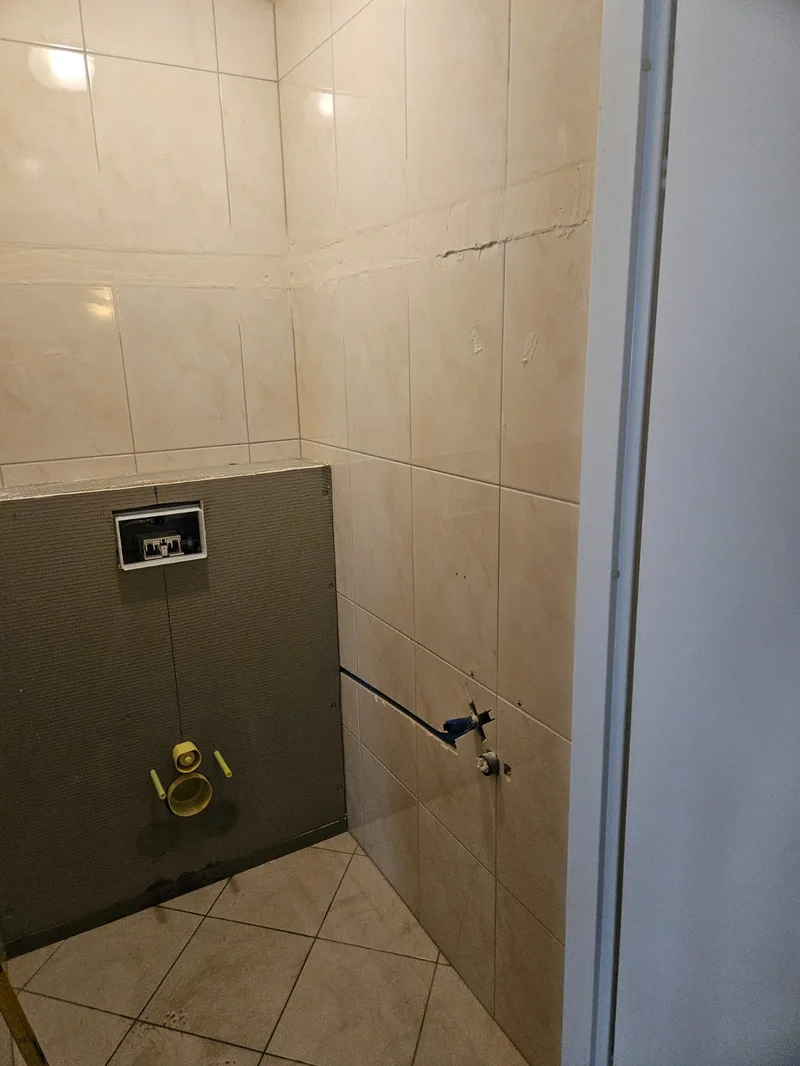 Toilet gesloopt, met een nieuwe voorzetwand en aansluitingen