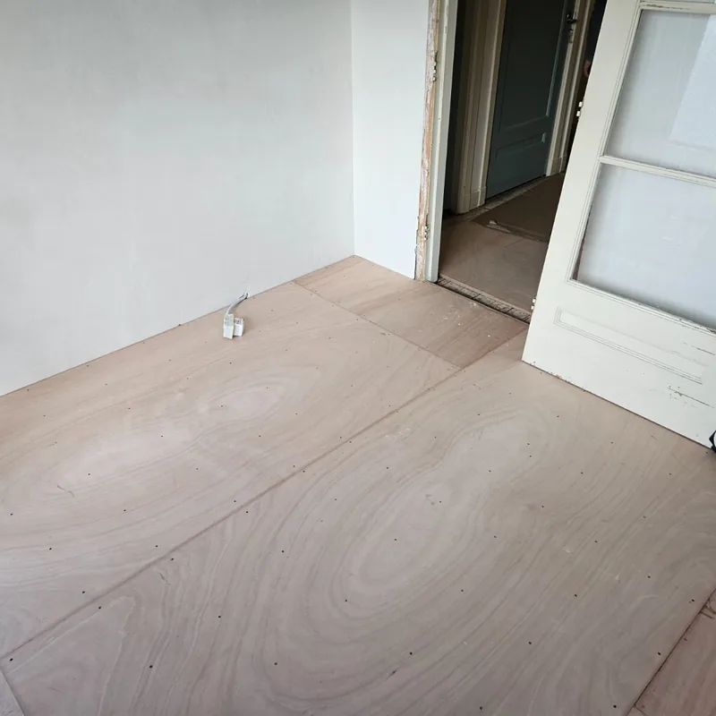 Kamer met een nieuwe ondervloer van plaatmateriaal