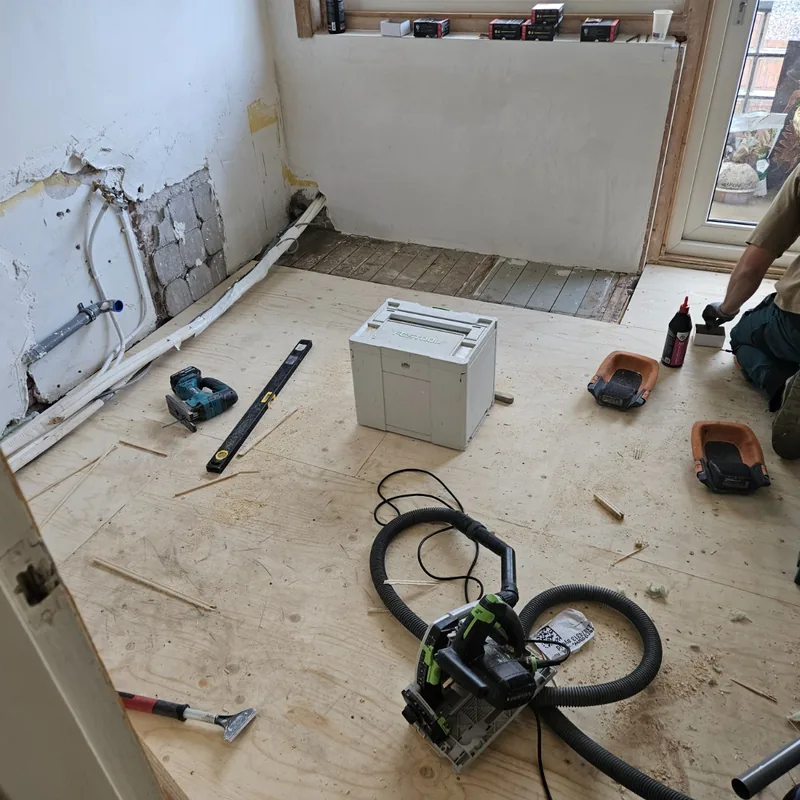 Nieuwe ondervloer van plaatmateriaal wordt gelegd